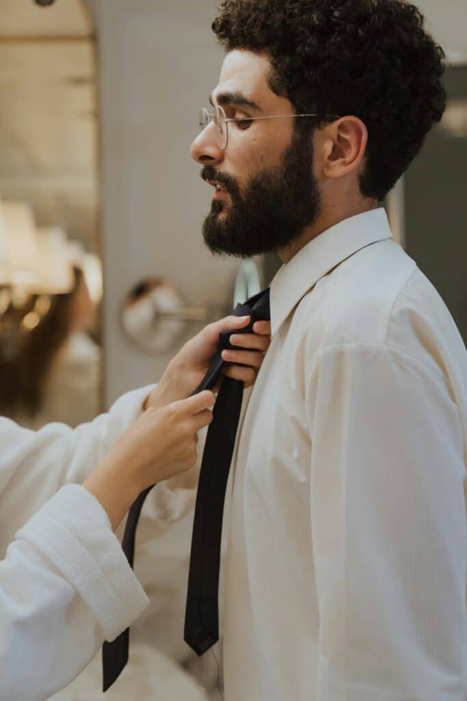 Femme qui sert la cravate d'un homme