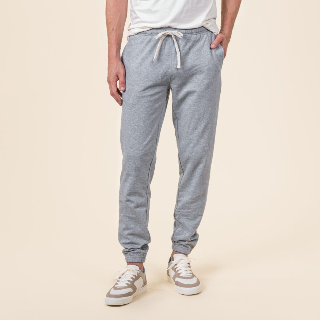 homme portant un jogging