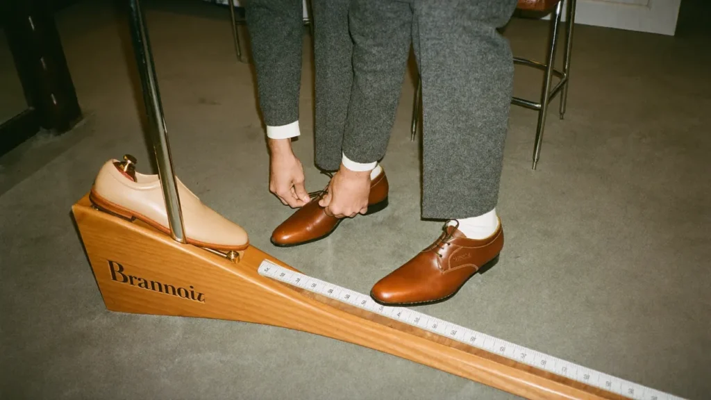 Essayage en boutique avec un instrument Brannock à côté